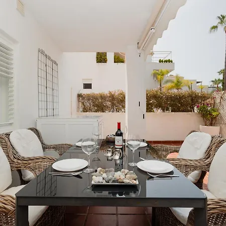 In First Line Complex In Urbanization Pueblo Mediterraneo, Apartamento Marbella
