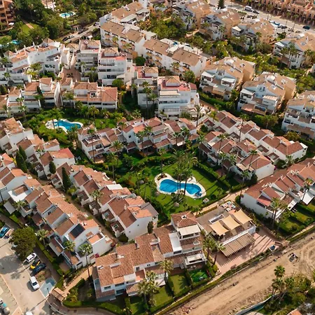 In First Line Complex In Urbanization Pueblo Mediterraneo, Apartamento Marbella